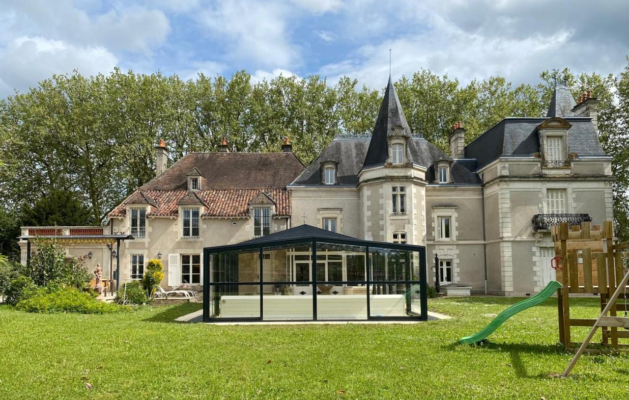 Château l'Hubertière, classé du tourisme 4 étoiles Bouresse Extérieur photo