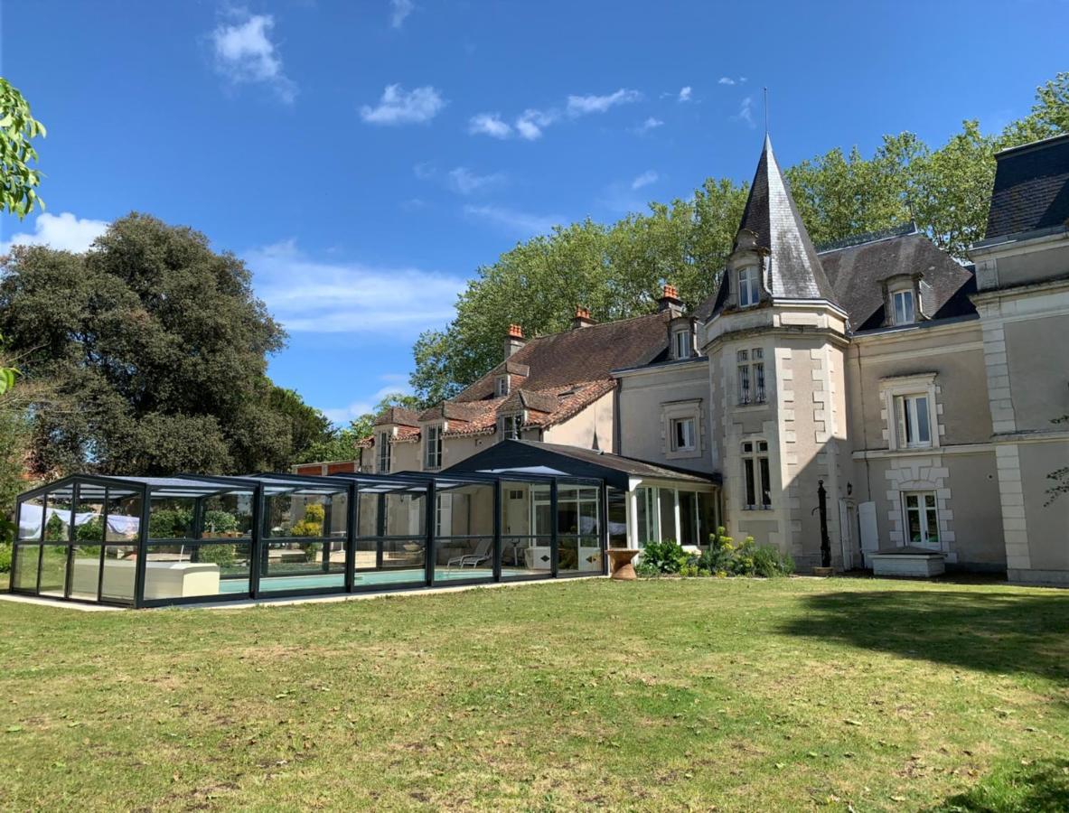 Château l'Hubertière, classé du tourisme 4 étoiles Bouresse Extérieur photo